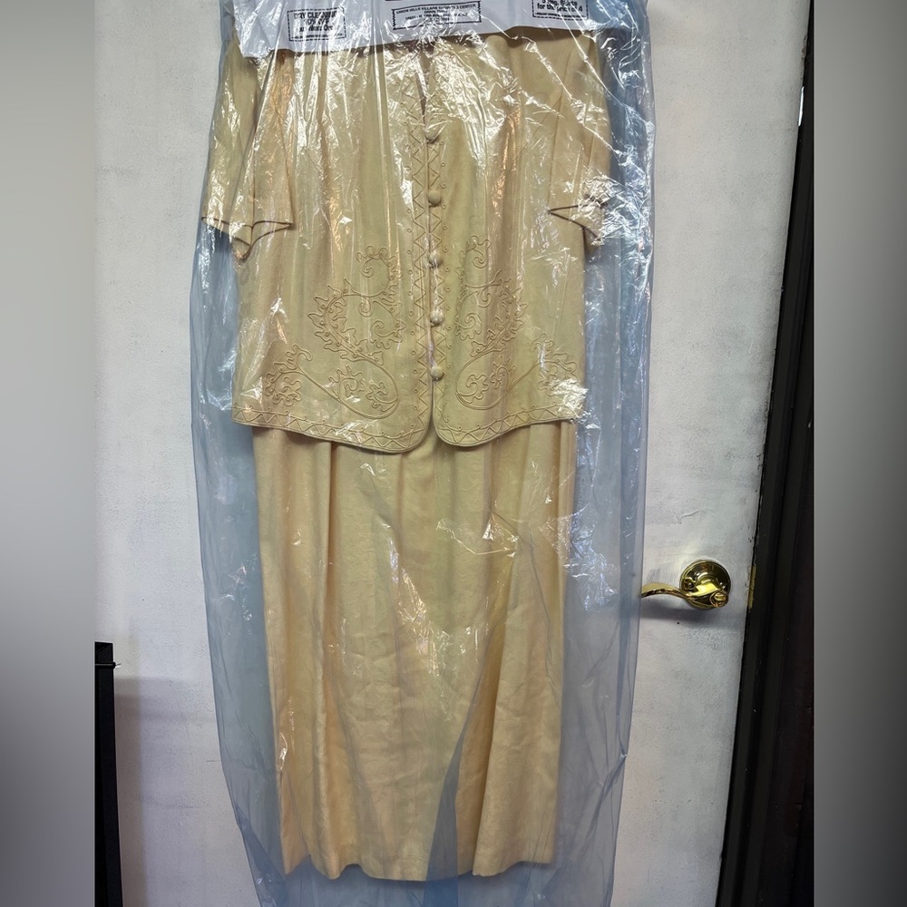 Woman’s size 16 Karin Stevens two piece yellow dress set with embroidered top